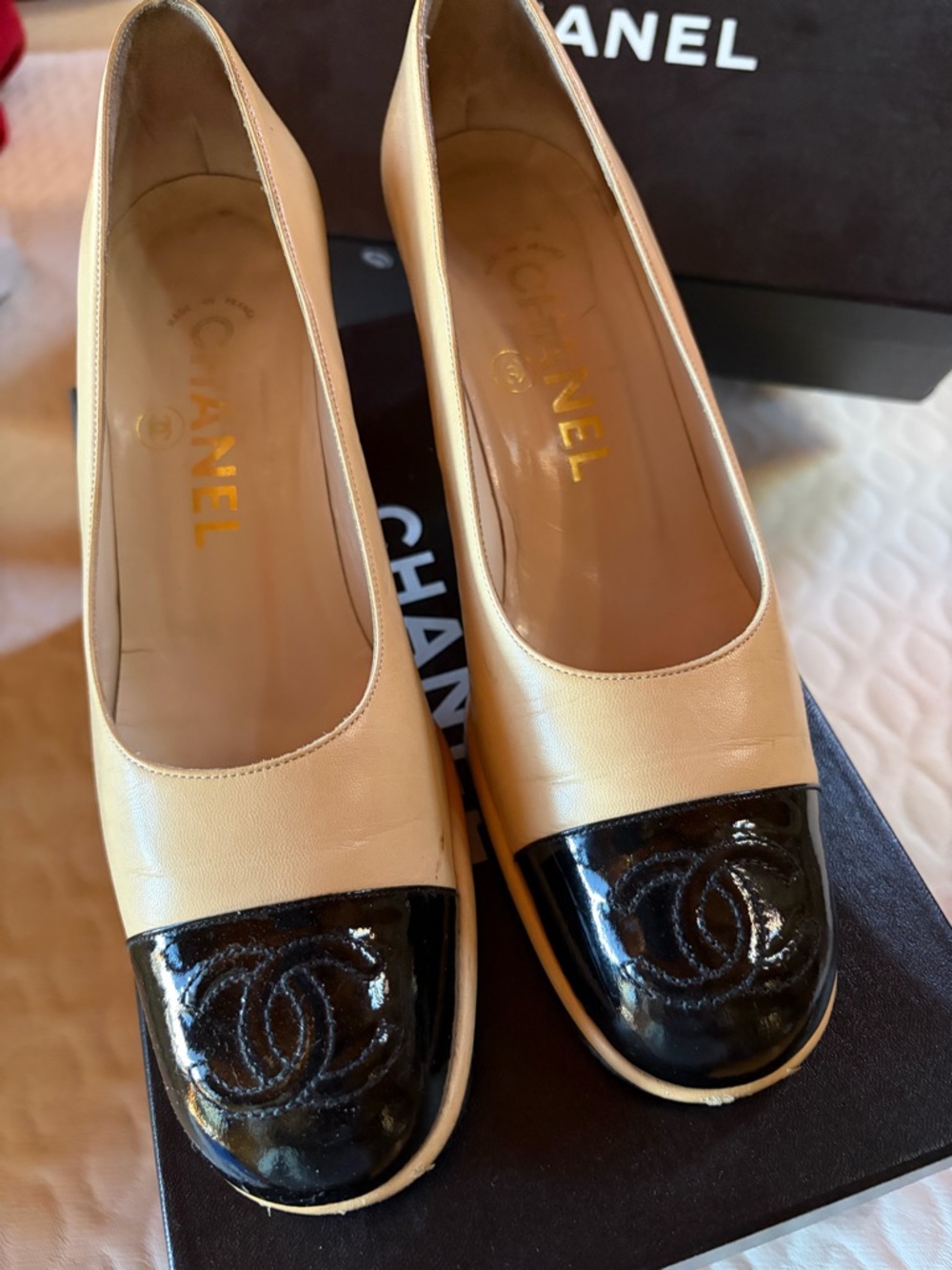 CHANEL Cream Leather Flats with Black Patent Cap Toe and CC Logo - Picture 2 of 2